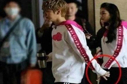 明星拍错位的照片,意外笑料频出，镜头下的尴尬瞬间